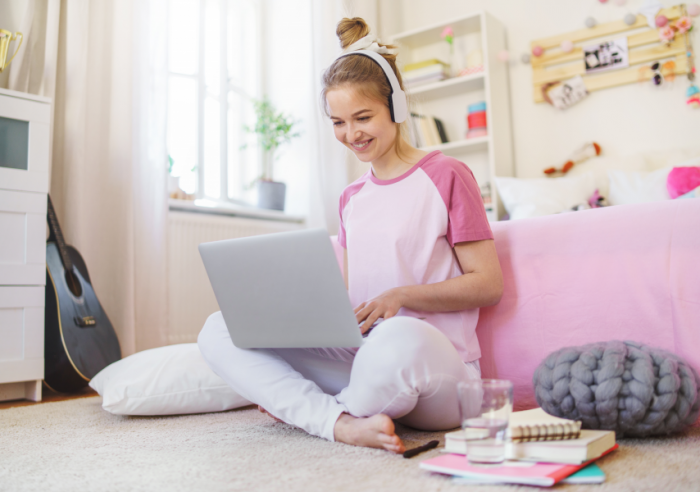 Jugendliche im Kinderzimmer