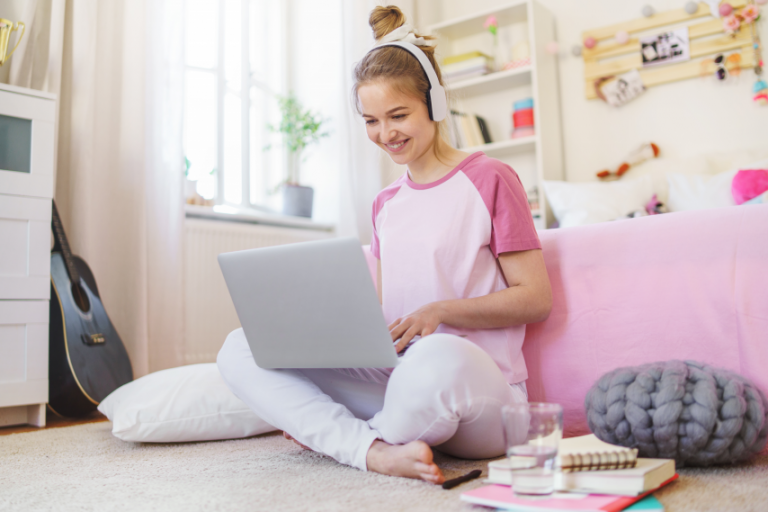Jugendliche im Kinderzimmer