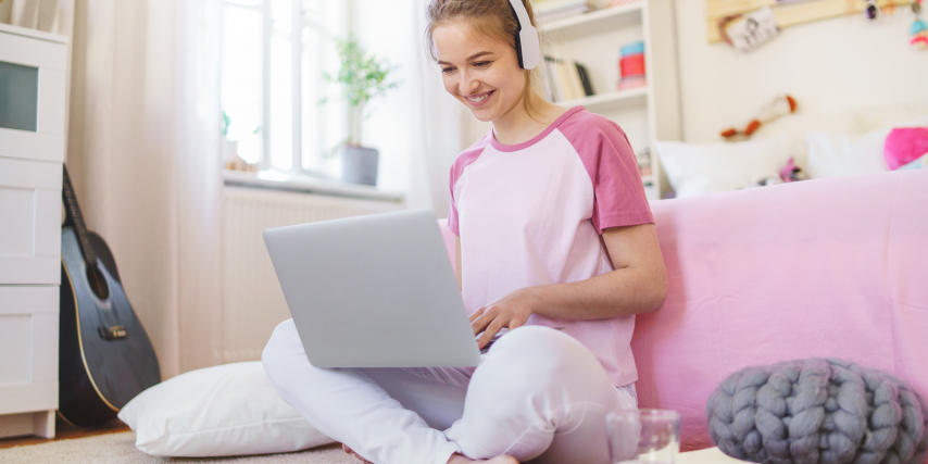 Jugendliche im Kinderzimmer