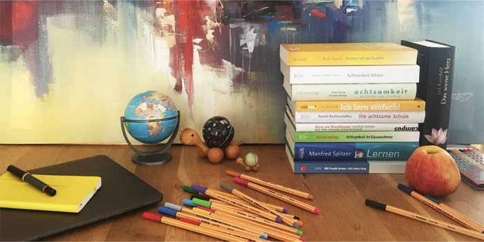 Schreibtisch mit Büchern und Stiften