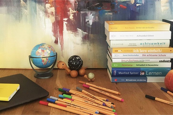 Schreibtisch mit Büchern und Stiften