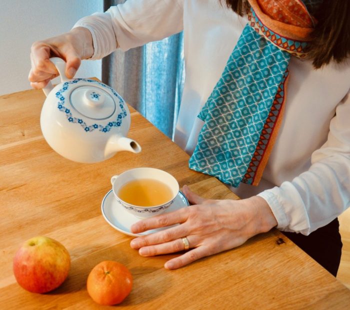 Hand_Teekanne Frau gießt Tee ein