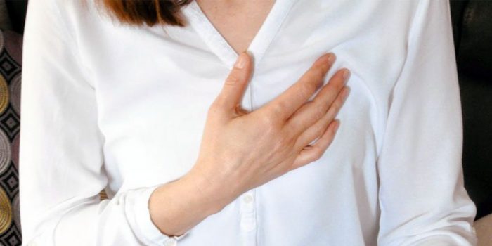 Hand-auf-Herz Frau hält Hand aufs Herz