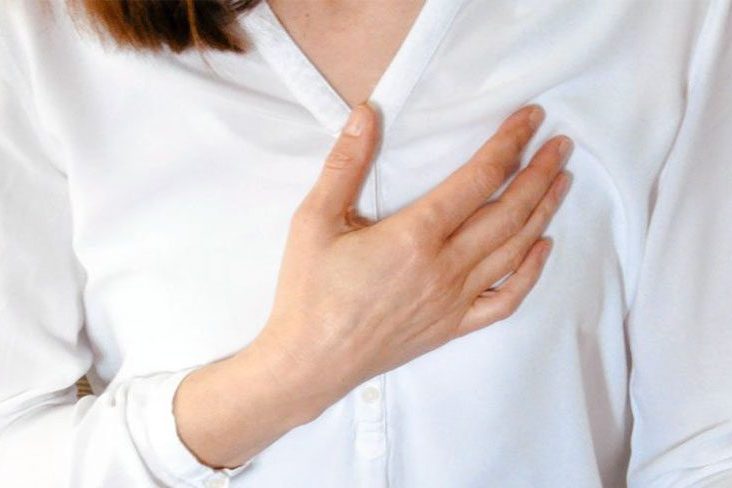 Frau hält Hand aufs Herz