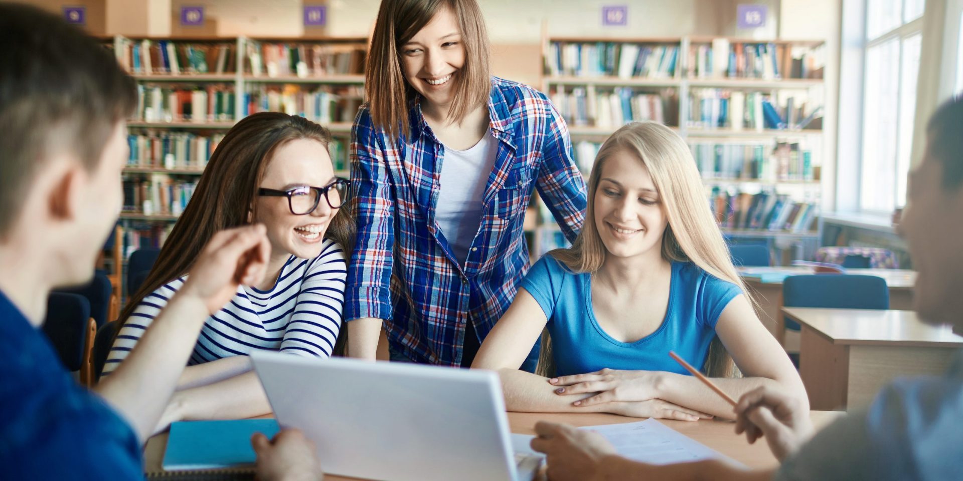 Studenten mit Laptop