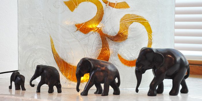 Kleine Holzelefanten