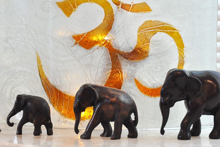 Kleine Holzelefanten